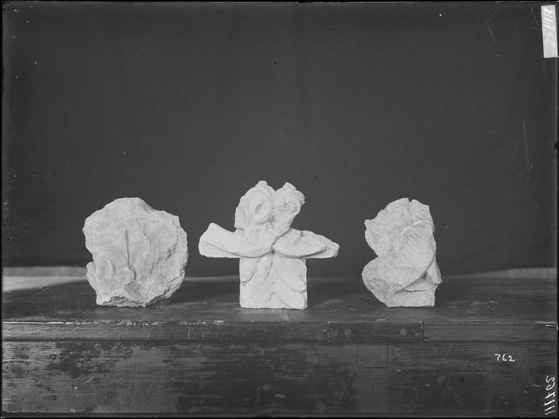 Fouille de Cluny, fragment de sculpture, chapiteaux du narthex ou du portail au quart de leur dimension