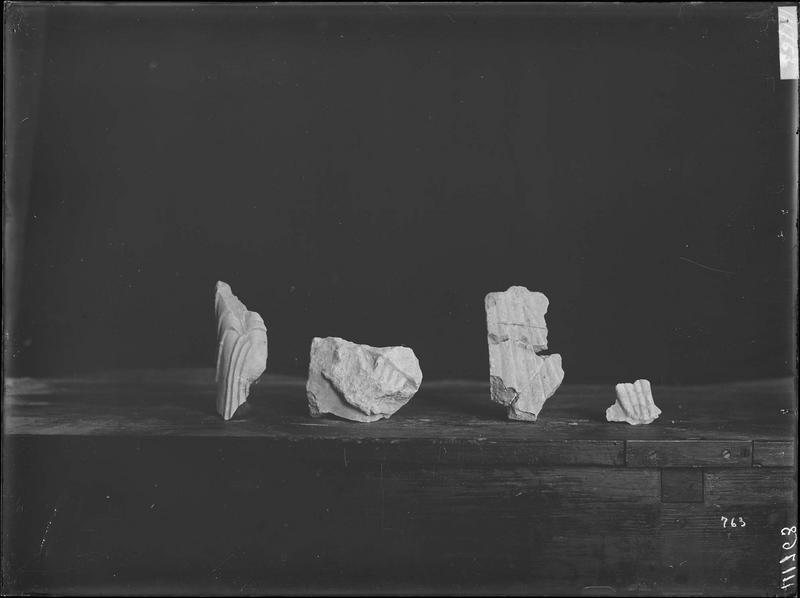 Fouille de Cluny, fragment de sculpture, ailes et bras au quart de  leur dimension