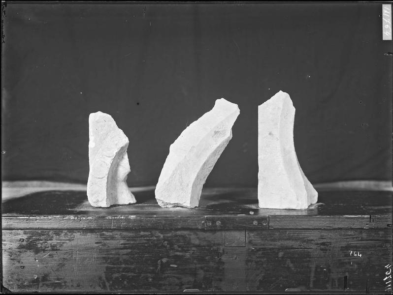 Fouille de Cluny, fragment de sculpture, bordures au quart de leur  dimension