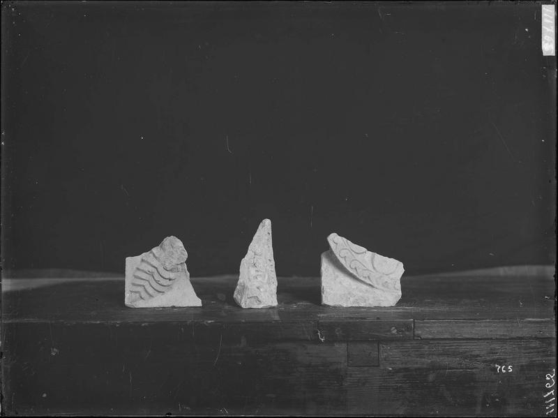 Fouille de Cluny, fragment de sculpture, abaque du grand portail  et médaillon au quart de leur dimension