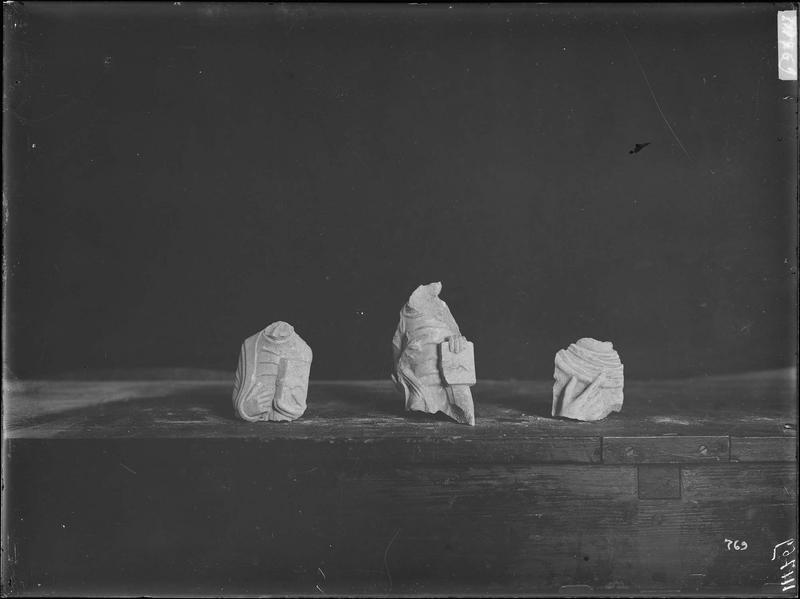 Fouille de Cluny, fragment de sculpture, personnages au quart de  leur dimension