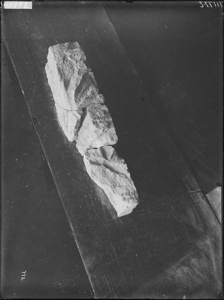 Fouille de Cluny, fragment de sculpture, jambage et bloc au quart de leur dimension, avec trace de l'explosion (1030)