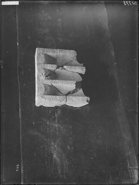 Fouille de Cluny, fragment de sculpture, pilastre à trois  cannelures au quart de leur dimension