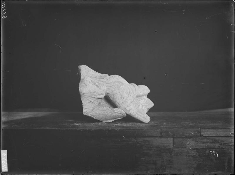 Fouille de Cluny, fragment de sculpture, au quart de leur dimension