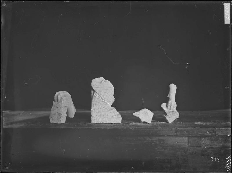 Fouille de Cluny, fragment de sculpture, au quart de leur dimension