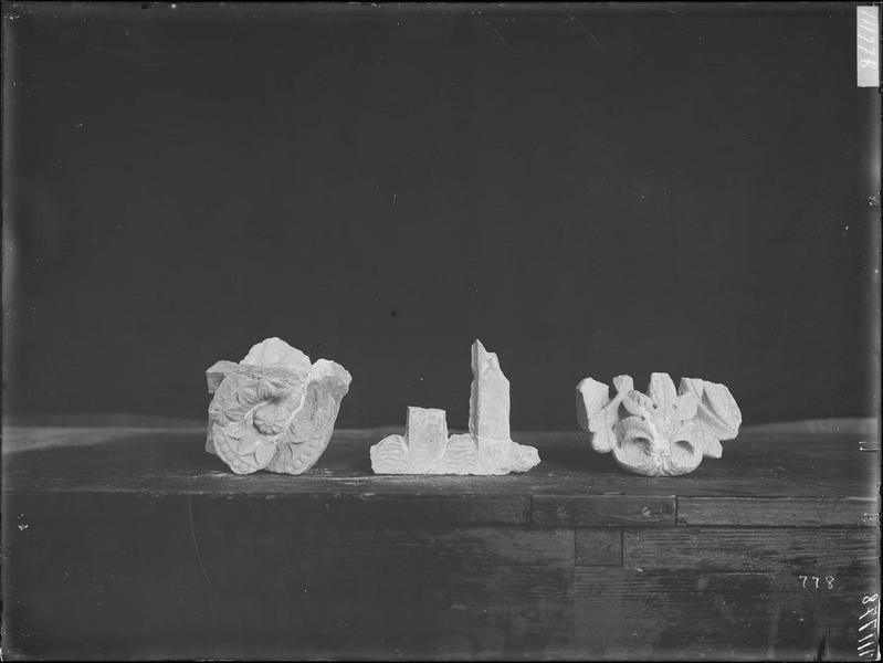 Fouille de Cluny, fragment de sculpture, rosette et fragment du  pilastre du portail au quart de leur dimension