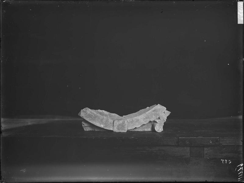 Fouille de Cluny, fragment de sculpture, bordures de médaillons au  quart de leur dimension