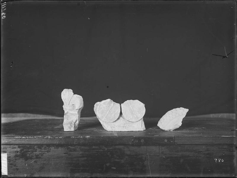 Fouille de Cluny, fragment de sculpture, rosette, fleur de lis et bloc à billettes au quart de leur dimension