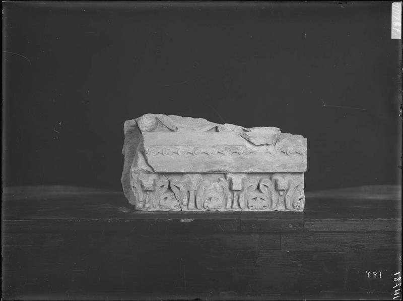 Fouille de Cluny, fragment de sculpture, au quart de leur dimension