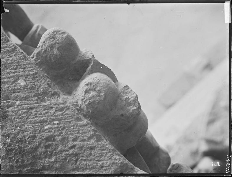 Fouille de Cluny, chapiteau des quatre fleuves du paradis, détail  du dessus