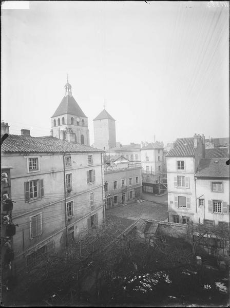 Fouille de Cluny, Notre-Dame et tour des Fromages vue de la poste