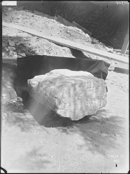 Fouille de Cluny, fragment de sculpture, bloc de colonne engagée  (2003)