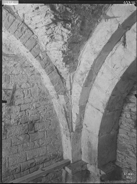 Fouille de Cluny, fragment de sculpture, voûte d'arête et formeret  ou doubleau dans la travée du collatéral