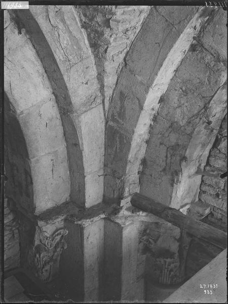 Fouille de Cluny, fragment de sculpture, voûte d'arête et formeret  ou doubleau dans la travée du collatéral, chapiteaux (C 168 C 163)