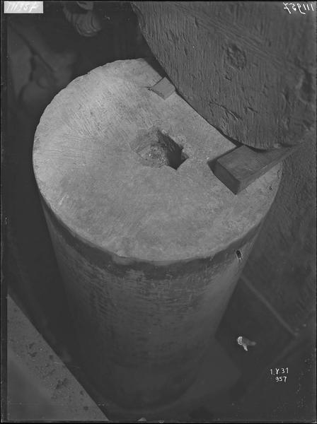 Fouille de Cluny, fragment de sculpture, gorge (2A)