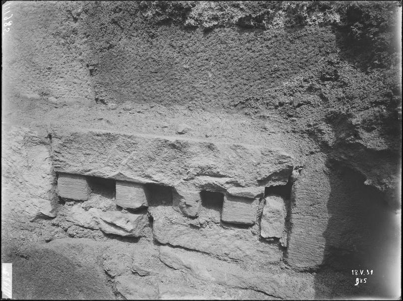 Fouille XX, fragment de sculpture, bloc à denticules de la  chapelle de Saint-Orens