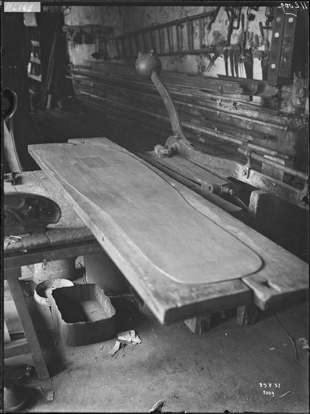 Fouille de Cluny, sarcophage de Pierre le Vénérable, feuille de  plomb