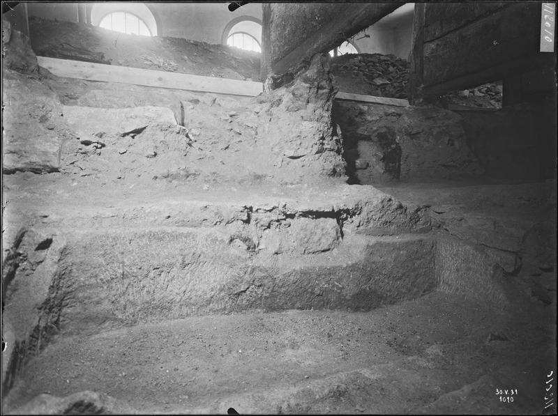 Fouille XXV, sarcophage de Pierre le Vénérable