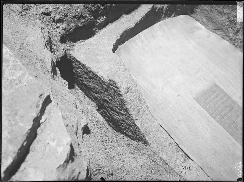 Fouille de Cluny, sarcophage de Pierre le Vénérable, détail