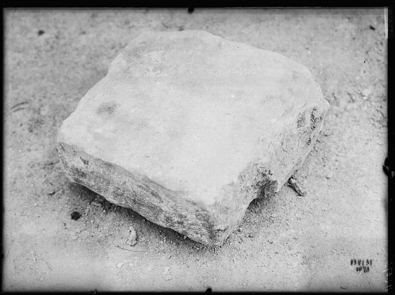 Fouille XIX, fragment de sculpture, bloc servant de cale de  sarcophage de saint Hugues