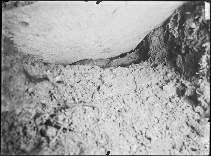 Fouille XIX, fragment de sculpture, bloc servant de cale de  sarcophage de saint Hugues