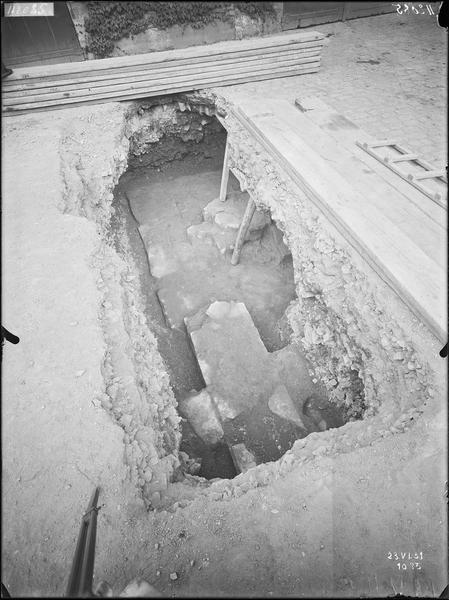 Fouille XXIX, base du pilier de la nef et fondations à côté