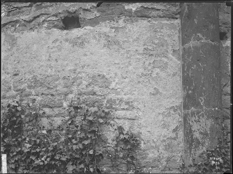 Fouille de Cluny, épitaphe peinte dans le grand transept