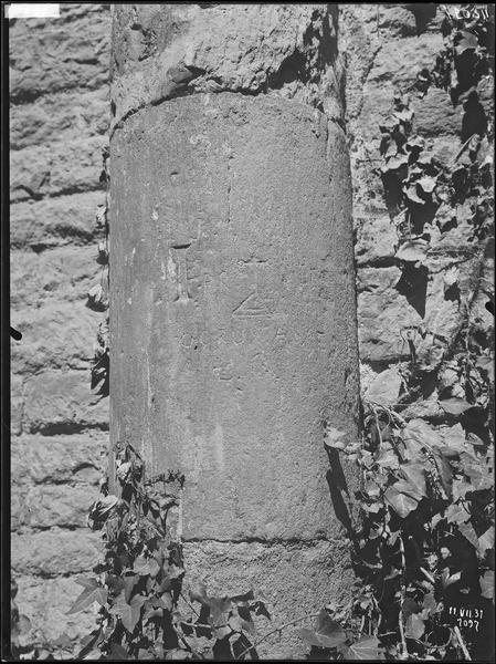 Fouille de Cluny, fragment de sculpture, graffiti sur colonne  engagée