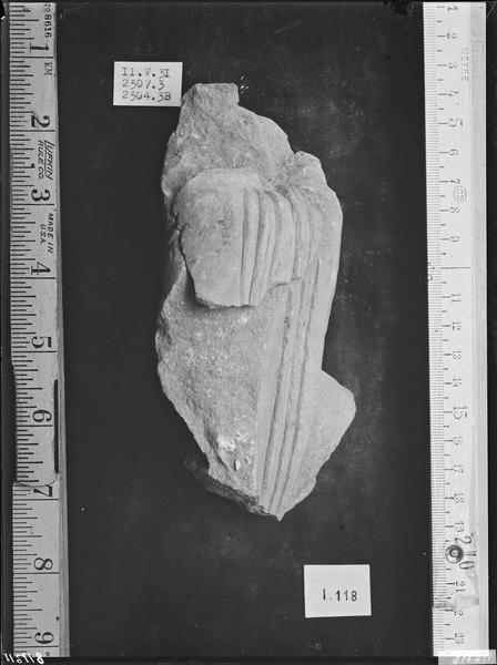 Fouille de Cluny, fragment de sculpture, personnage (2507 3A B)