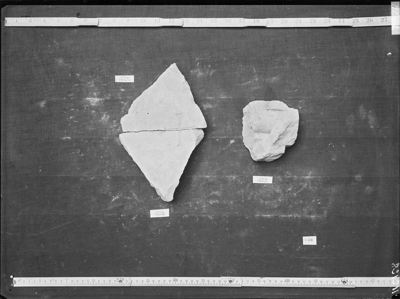 Fouille de Cluny, croix, fragment de dalle et moulure (2503 1 A et  B 2509 17)