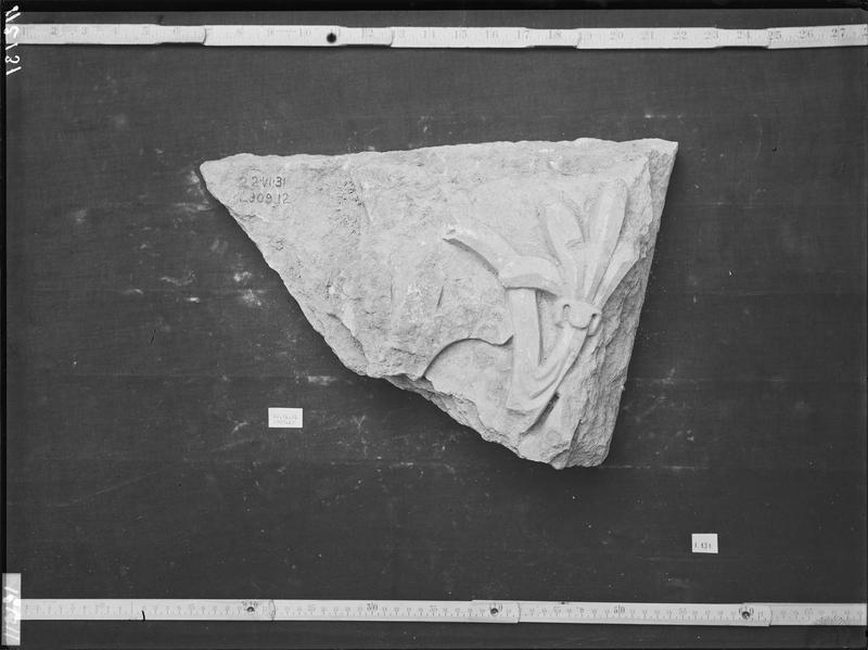 Fouille de Cluny, fragment de sculpture, feuillage sur dalle  (2909 12)