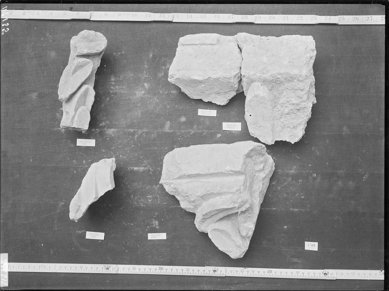 Fouille de Cluny, fragment de sculpture, feuillage de chapiteau et  pilastre (2805 A B)