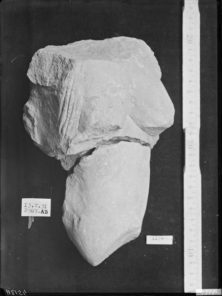 Fouille de Cluny, fragment de sculpture, luxure (2509 A B)