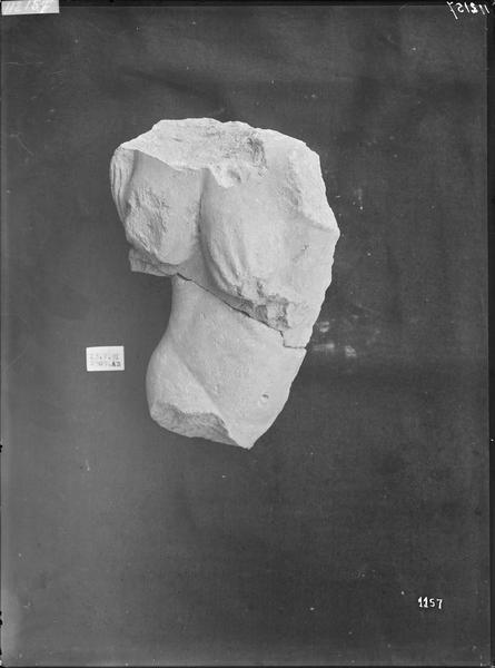 Fouille de Cluny, fragment de sculpture, luxure (2509 A B)