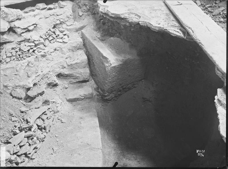 Fouille XXXI, sarcophage enterré dans la chapelle des Bourbons