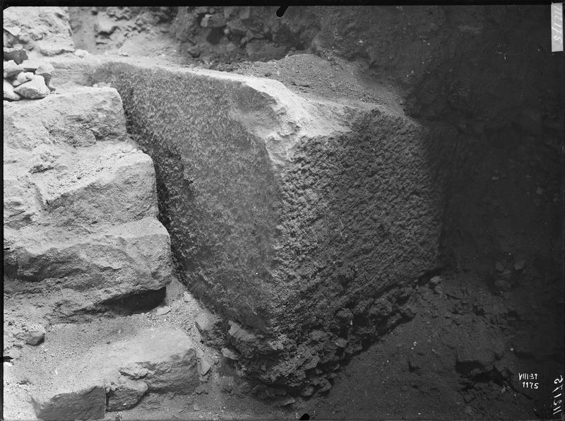 Fouille XXXI, sarcophage enterré dans la chapelle des Bourbons,  détail