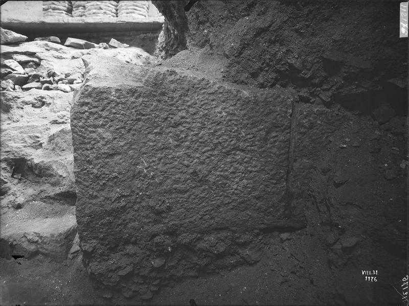 Fouille XXXI, sarcophage enterré dans la chapelle des Bourbons,  détail