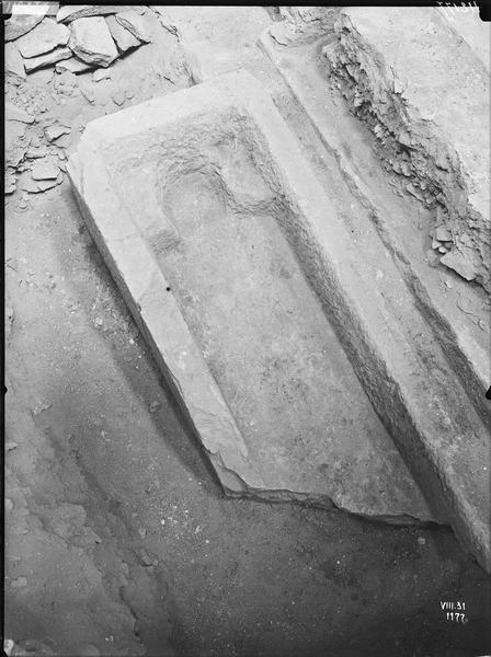 Fouille XXXI, sarcophage enterré dans la chapelle des Bourbons, à  découvert