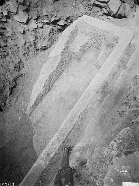 Fouille XXXI, sarcophage enterré dans la chapelle des Bourbons, à  découvert