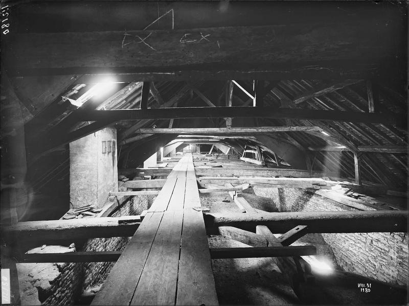 Fouille de Cluny, toiture au-dessus du couloir principal du  monastère