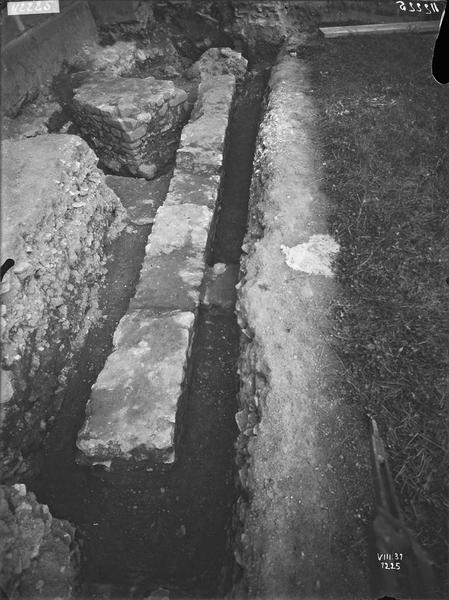 Fouille de Cluny, contrefort et mur