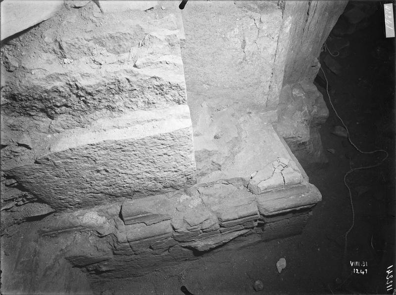 Fouille XXX, fragment de sculpture, plinthe du petit portail sud  (11)