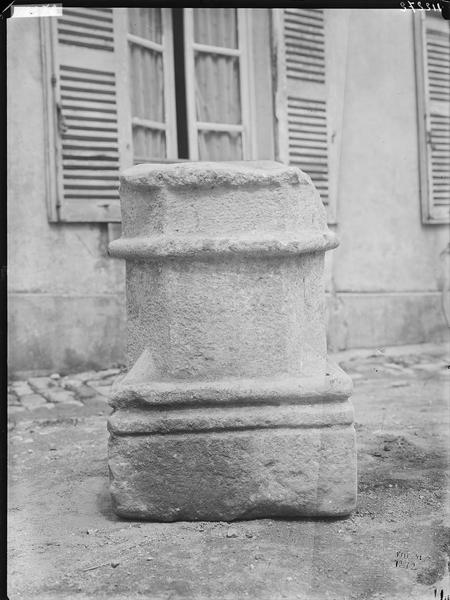 Fouille de Cluny, fragment de sculpture, piédestal (3018)