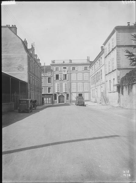 Fouille de Cluny, chapiteau contre bâtiment de loin (2 m trop haut)