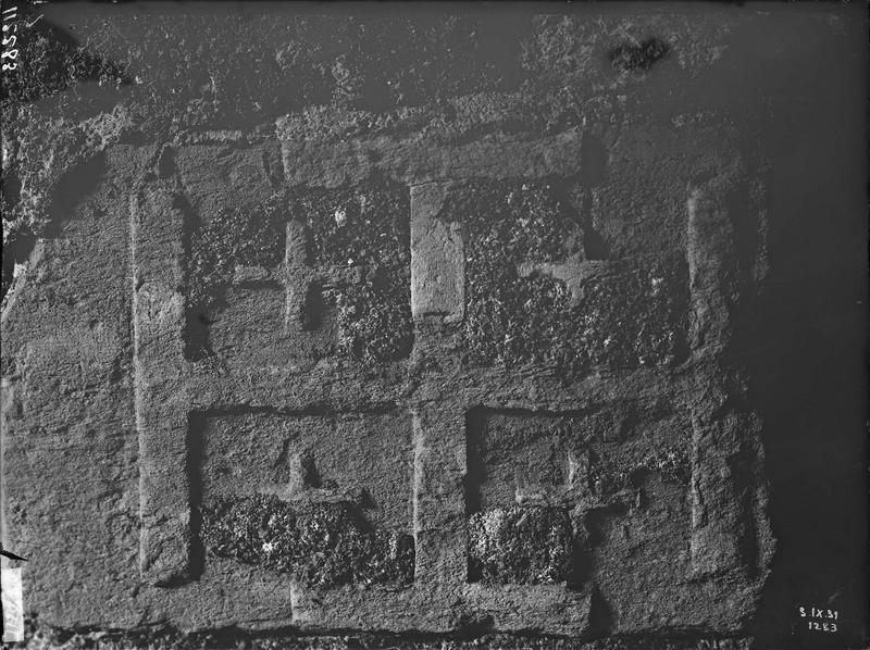 Fouille de Cluny, fragment de sculpture, grand égout, croix de  Jérusalem