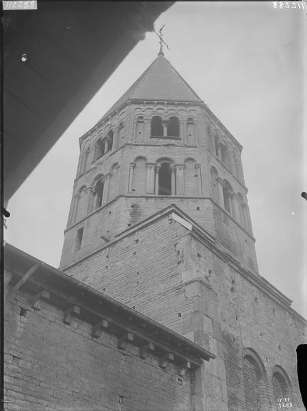 Fouille de Cluny, grand transept sud, tour octogonale