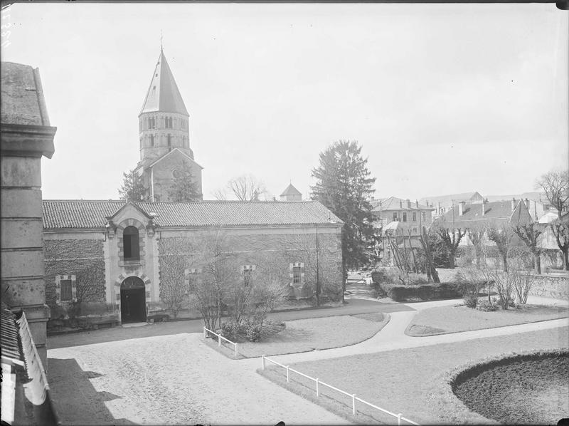 Fouille de Cluny, cour du dépôt, tour octogone, écurie, hôtel (1)