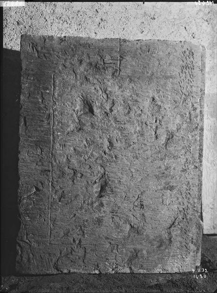 Fouille de Cluny, fragment de sculpture, tailloir (3827)