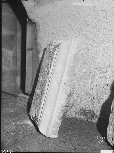 Fouille de Cluny, fragment de sculpture, tailloir (3827)