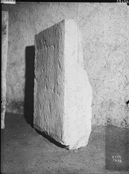 Fouille de Cluny, fragment de sculpture, tailloir (3826)